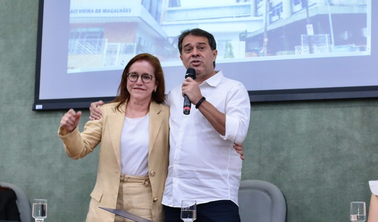 riane azevedo e evandro no auditório do IJF